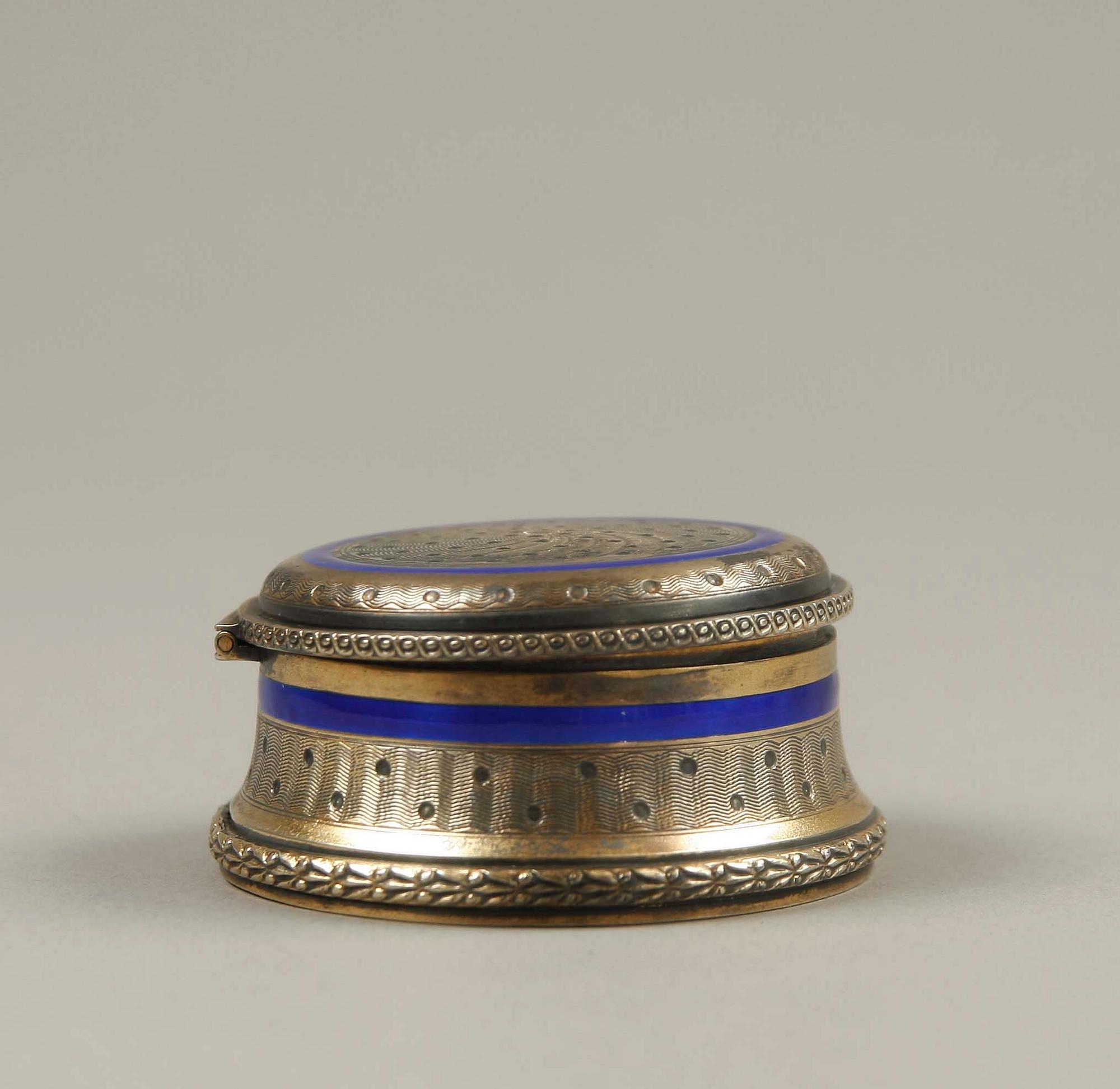 DOSA. Silver och emalj. 1900-tal.