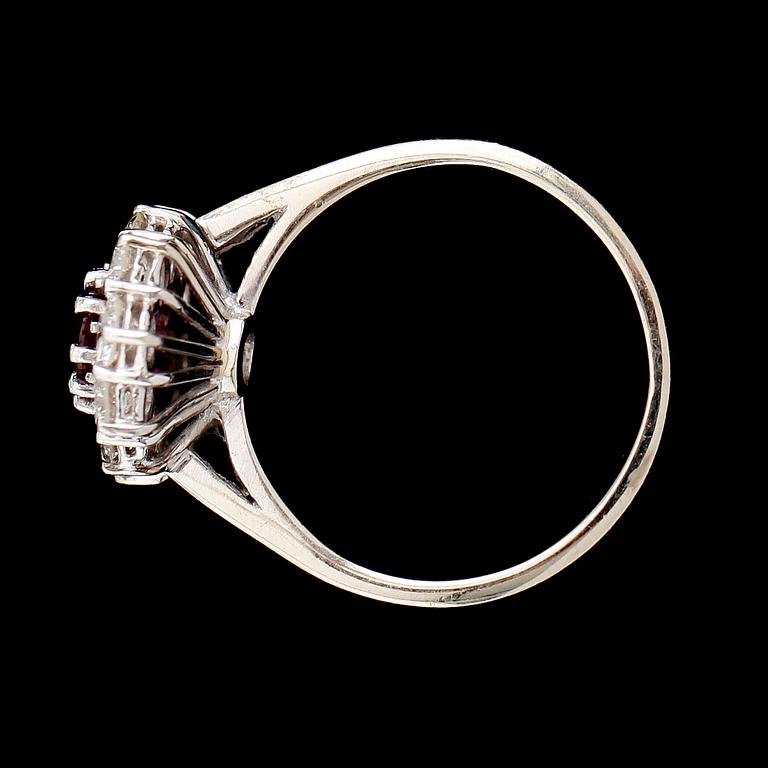 RING, 18 k vitguld, rubin och briljantslipade diamanter.