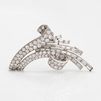 A platinum brooch with diamonds ca. 6.50 ct in total.