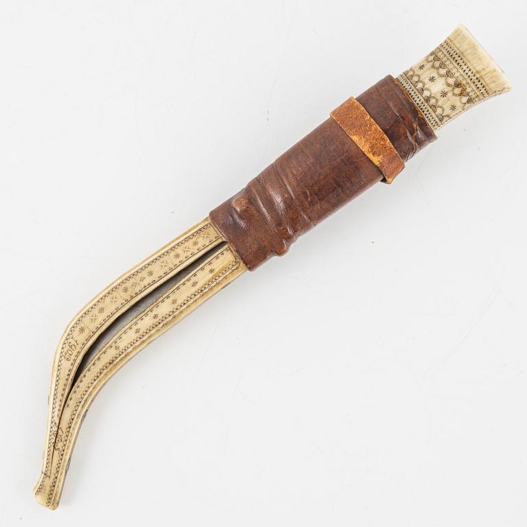 Jon Pålsson Fankki, a reindeer horn knife, signed and dated 1902.