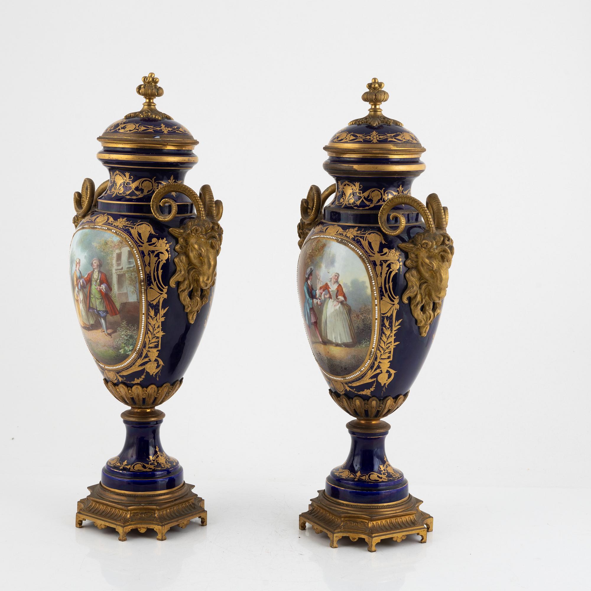 Lockurnor, ett par, porslin, Sèvresliknande märke, omkring år 1900.