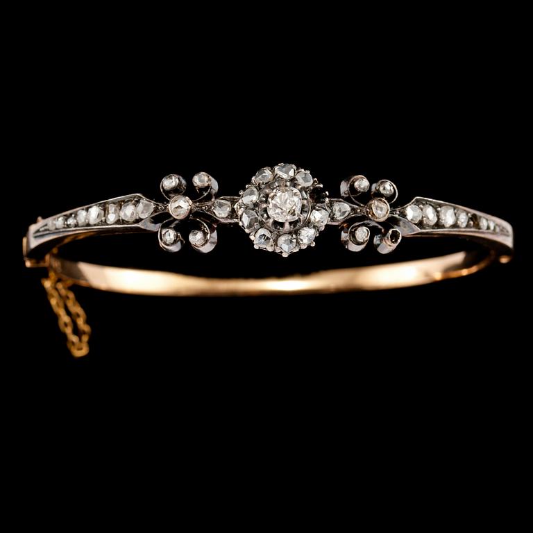 ARMBAND, 18k guld och silver med fasettslipade diamanter, 1800-talets slut. Vikt 14 g.
