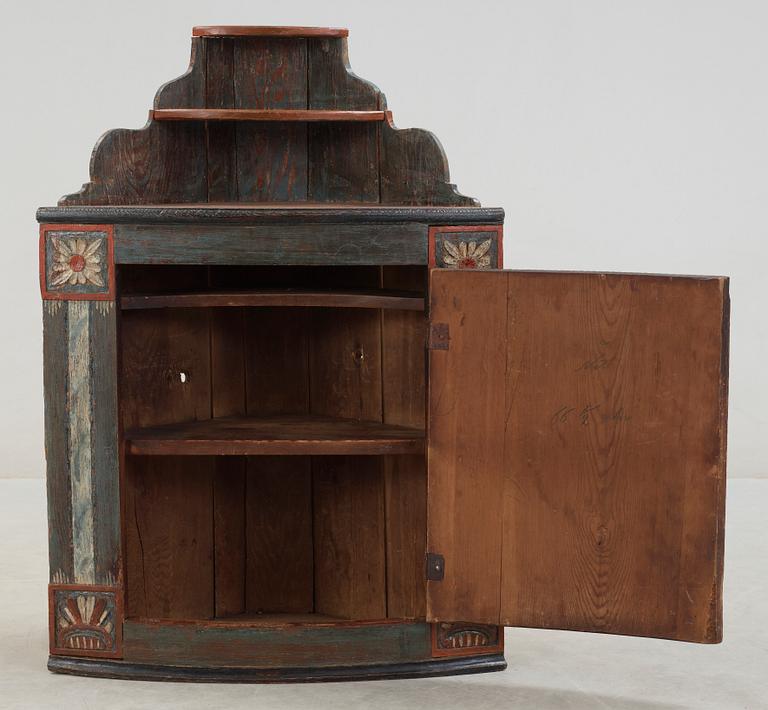 HÖRNHÄNGSKÅP, allmoge, Ljusdal, Hälsingland, 1800-talets första hälft.