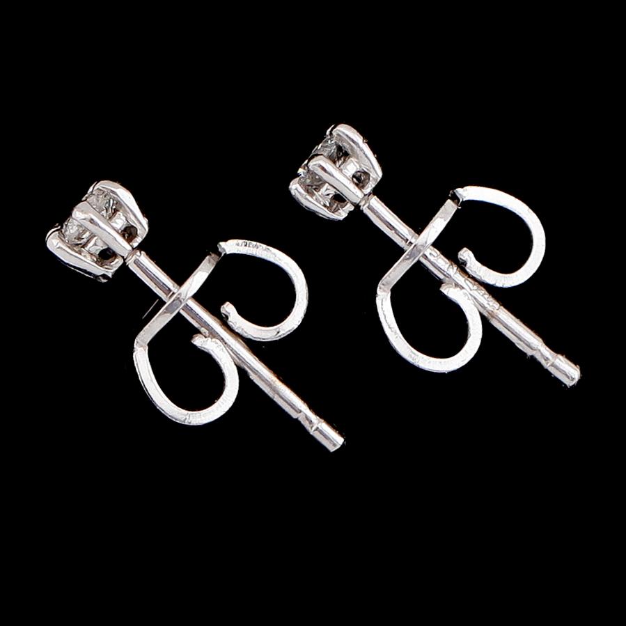 ÖRHÄNGEN, 1 par, 18K vitguld, briljantslipade diamanter tot ca 0.17 ct.