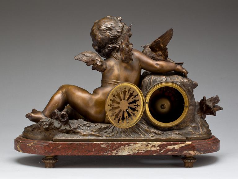 BORDSPENDYL, Louis XVI-stil, "Armor Charmeur" av Francois Moreau, Frankrike, omkring 1900.