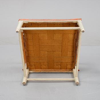 A painted armchair, presumably late 18th century or around the year 1800.