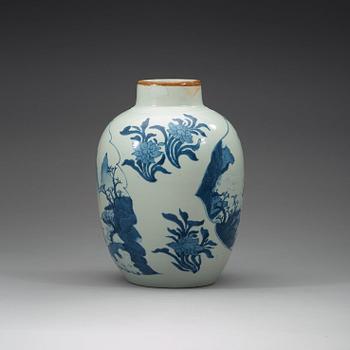 A blue and white Transitional jar, 17th Century.