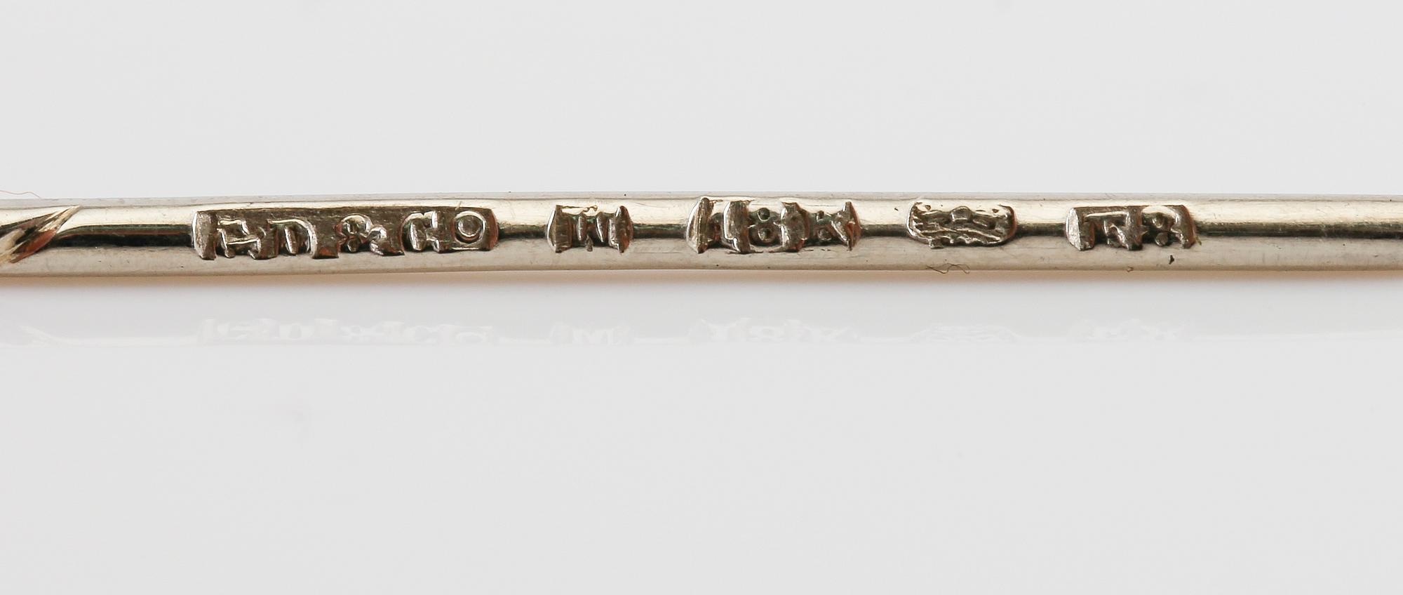 SLIPSNÅLAR, 2 st, 18K guld, med odlad pärla och diamant, svenska stämplar daterade 1920 och 1931. Total vikt ca 2 gram.