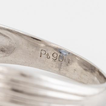 Ring platinum, with a sapphire and brilliant-cut diamonds.