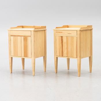 Sängbord, ett par, gustaviansk stil, samtida tillverkning.