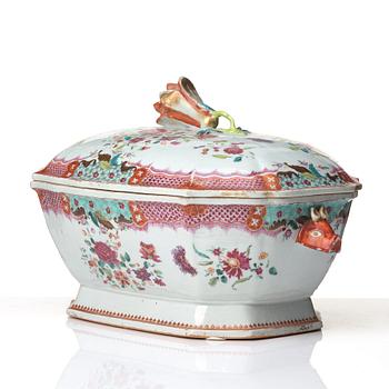 Terrin med lock och fat, kompaniporslin. Qingdynastin, Qianlong (1736-95).