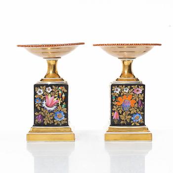 A pair of porcelain table decorations/tazzas, Russia, 19th Century.