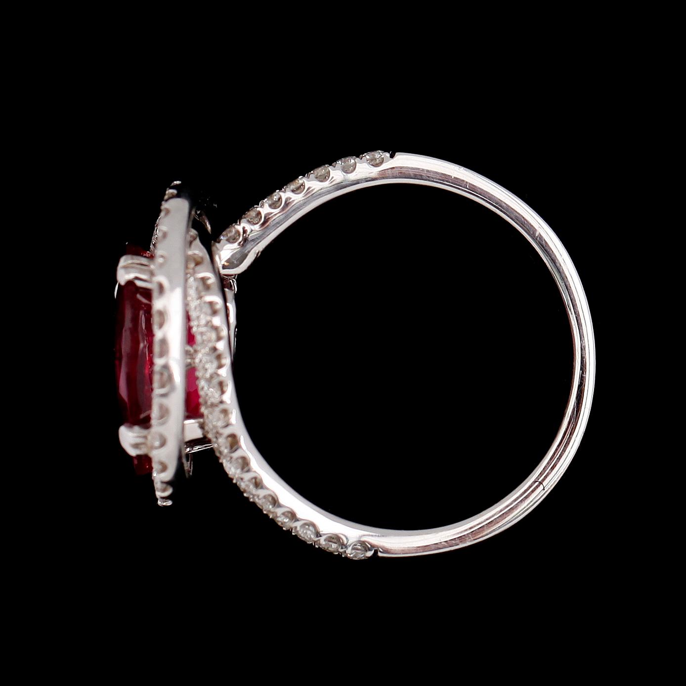RING, 18 k vitguld, briljantslipade diamanter tot ca 0.84 ct. Rubin, glasfylld och möjligtvis syntetisk.