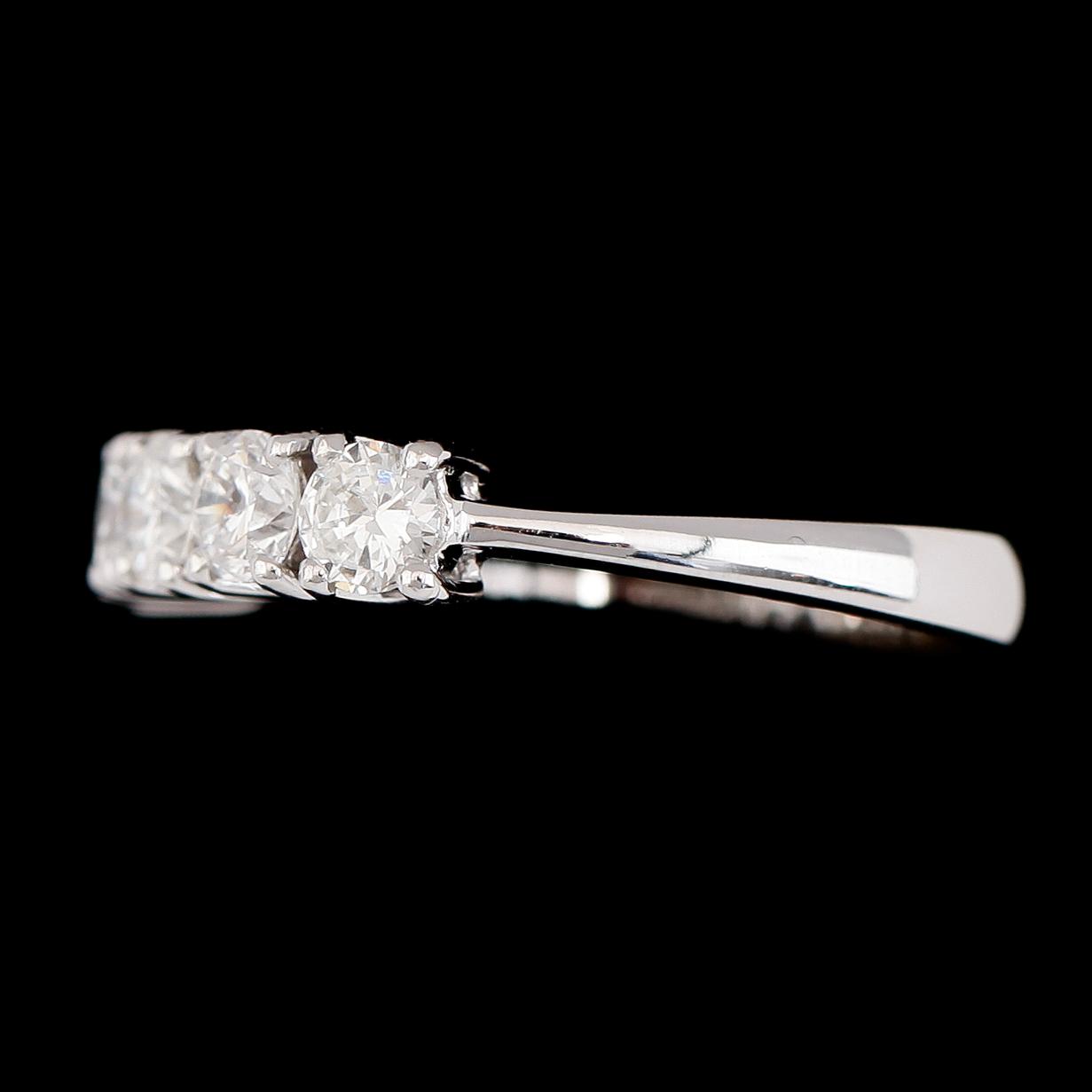 RING, 18K vitguld, briljantslipade diamanter tot ca 1.03 ct. Vikt ca 4 g.