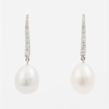 Earrings 18K white gold with cultured pearls and round brilliant-cut diamonds.