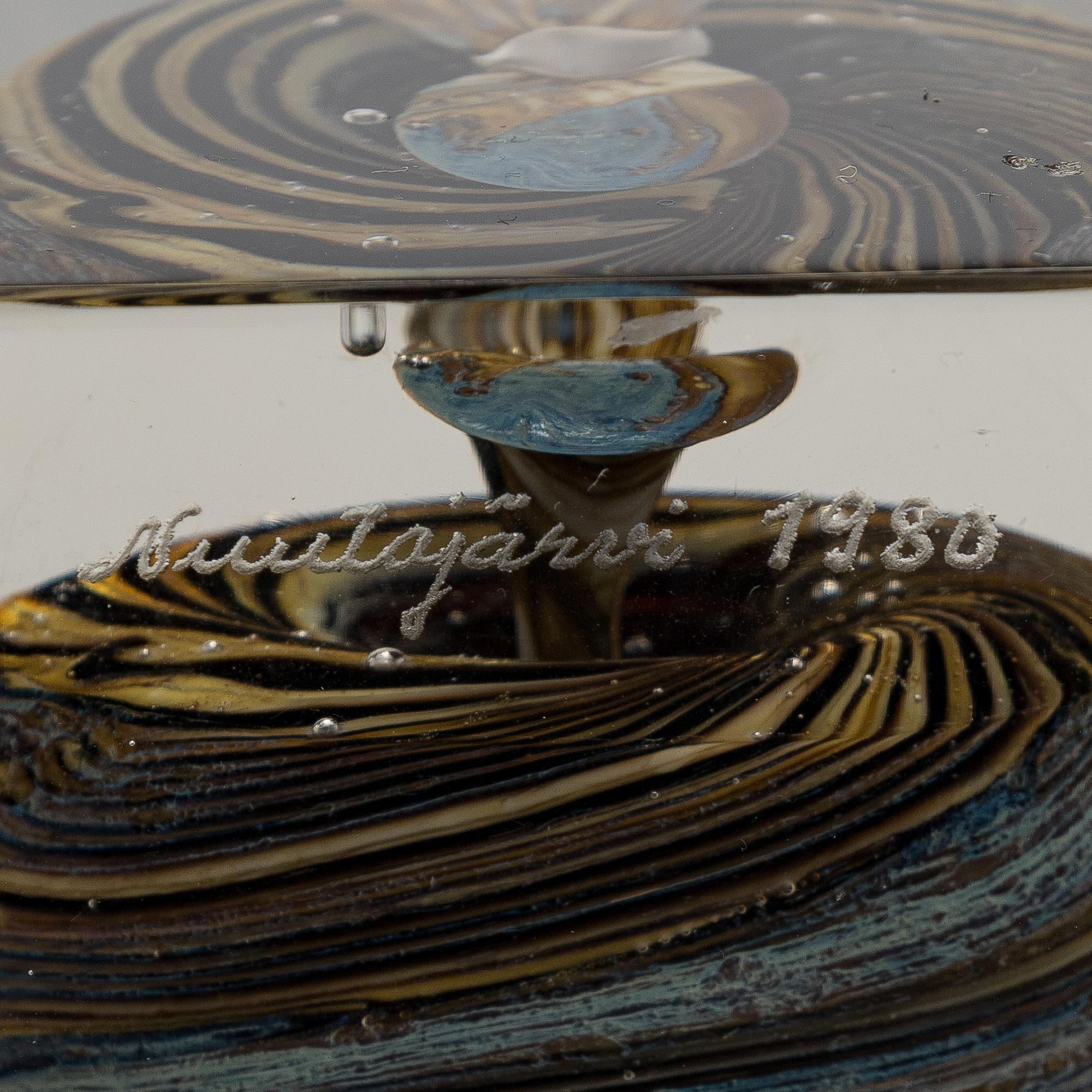 Oiva Toikka, an annual glass cube, signed Oiva Toikka Nuutajärvi 1980 and numbered 872/1000.