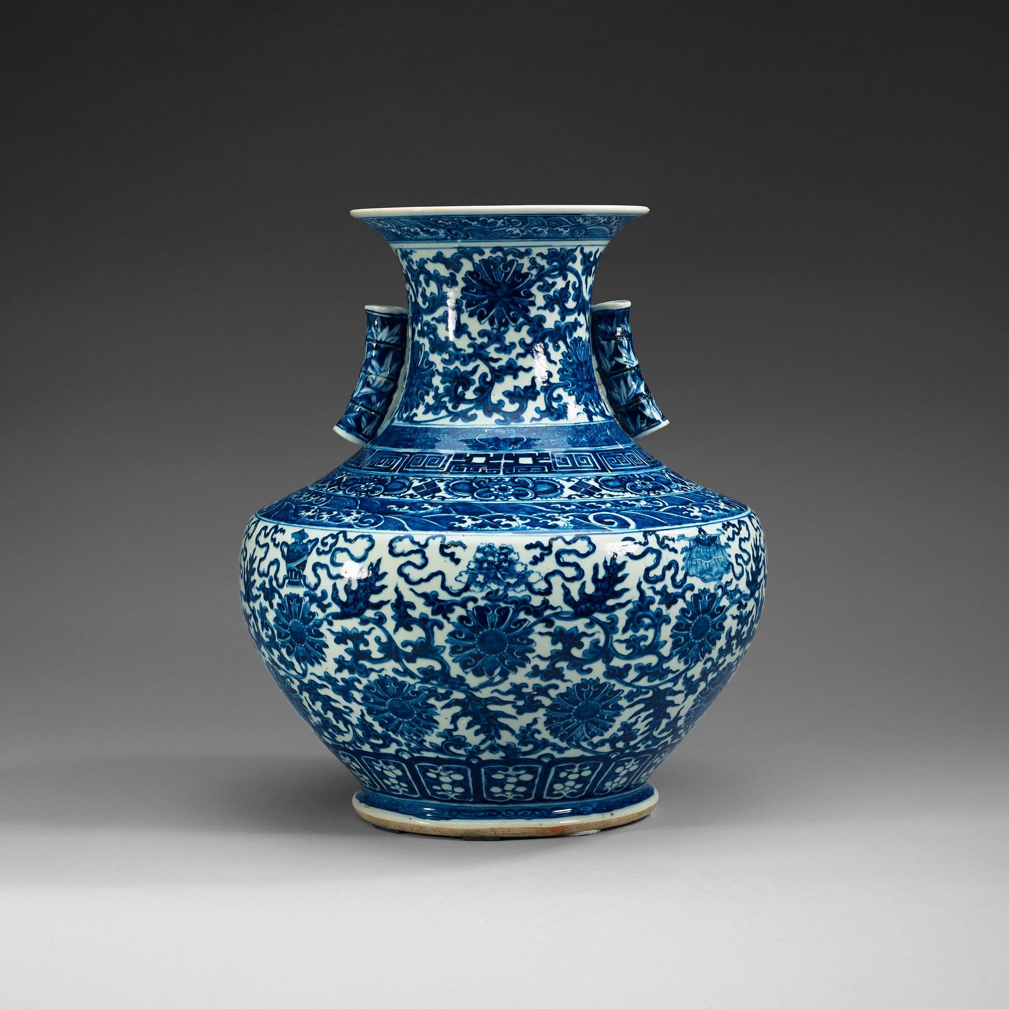 A magnificent blue and white vase, late Qing dynasty (1644-1912).