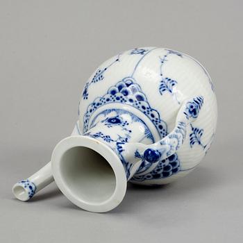 Royal Copenhagen, servisdelar, 14 delar, porslin. "Musselmalet", Danmark.