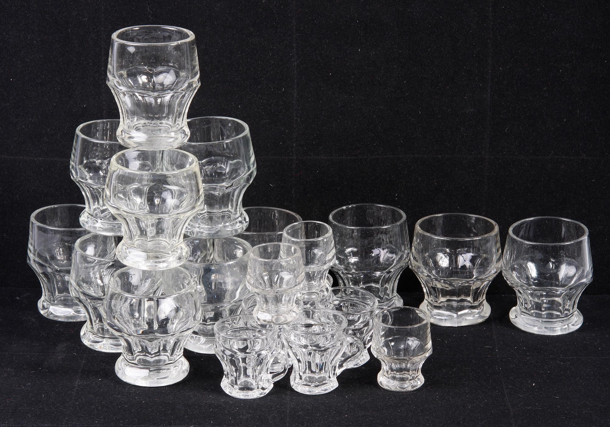 GLASSERVISDELAR, 21 delar, 1800-talets slut.