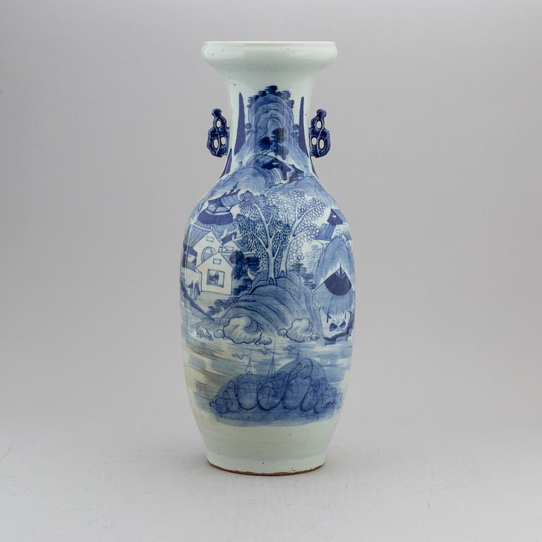 A blue and white floor vase, Qing dynasty, late 19th century.