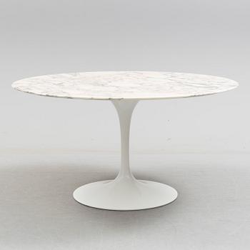 A "Tulip" table by Eero Saarinen, Knoll International.