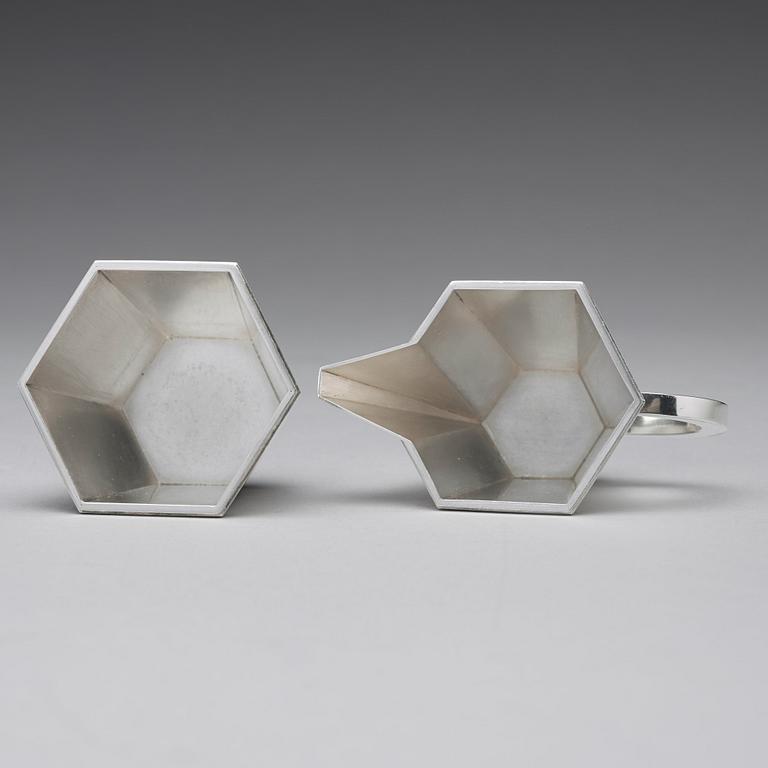 Wiwen Nilsson, sockerskål, gräddkanna och tång på bricka, Lund 1964-69, sterling.