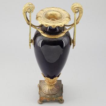 VAS, brons och porslin, gustaviansk stil, omkring år 1900.