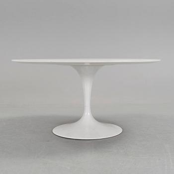 A "Tulip" table, designed by Eero Saarinen. Produced by Knoll International.