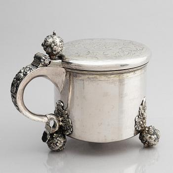 Erik Månsson Schmidt, dryckeskanna, delvis förgyllt silver, Stockholm (verksam 1675-1686). Barock.