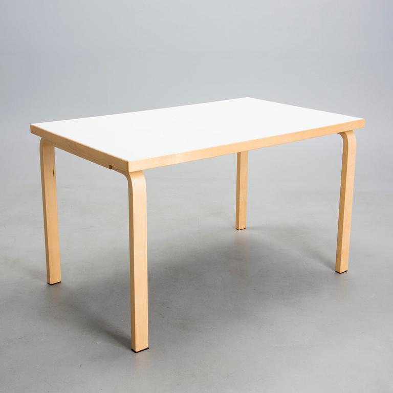 BORD, modell 81 B, Alvar Aalto, Artek 2000-talets början.