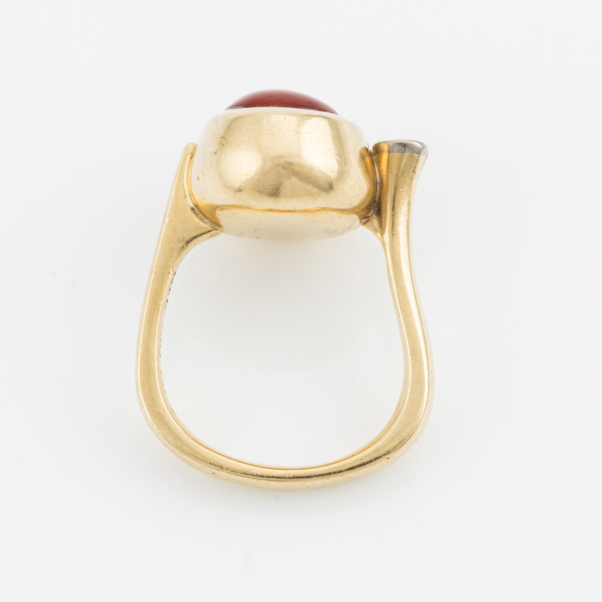 Ole Lynggaard, ring, 18K guld med korall samt briljantslipad diamant.