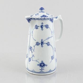 Chokladkanna med lock, porslin, Royal Copenhagen, "Musselmalet halvblond", modell 509, 1940.