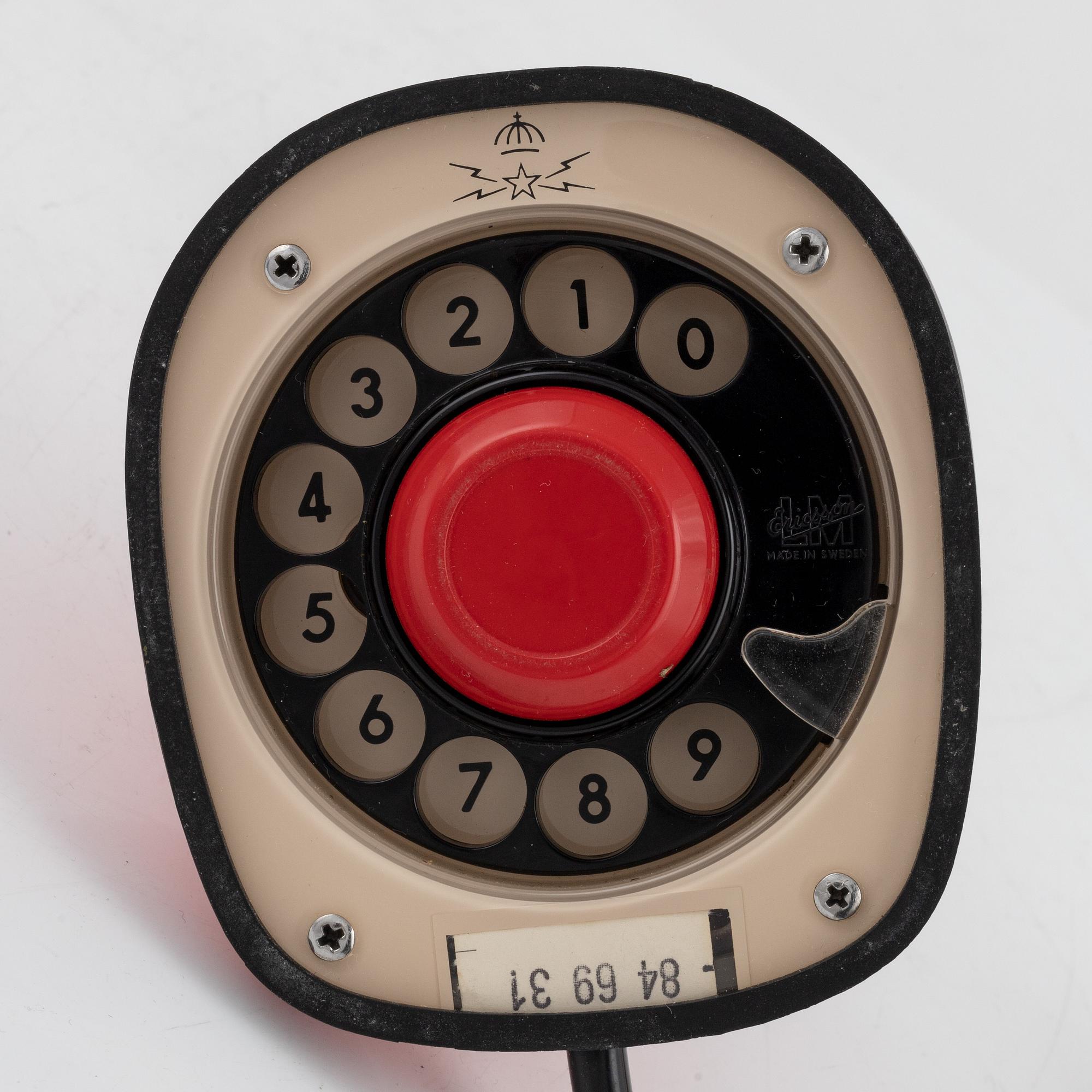 Hugo Blomberg, Ralph Lysell & Gösta Thames, telefoner, 4 st, "Ericofon"/"Kobratelefonen", LM Ericsson, 1950-tal.