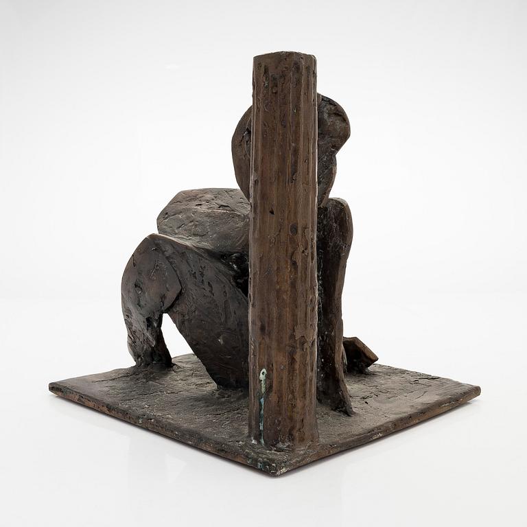 Erkki Kannosto, Sittande figur.