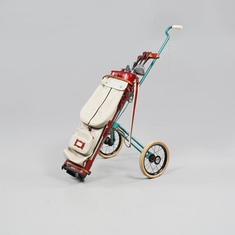 GOLFBAG med VAGN och KLUBBOR, 13 st, 1900-talets tredje kvartal.