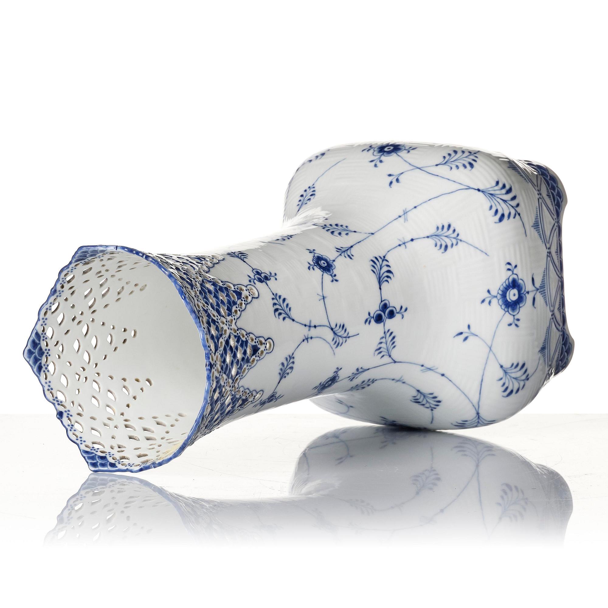 A Royal Copenhagen 'Musselmalet' / 'blue fluted full lace' vase, Denmark, 1898-1923.