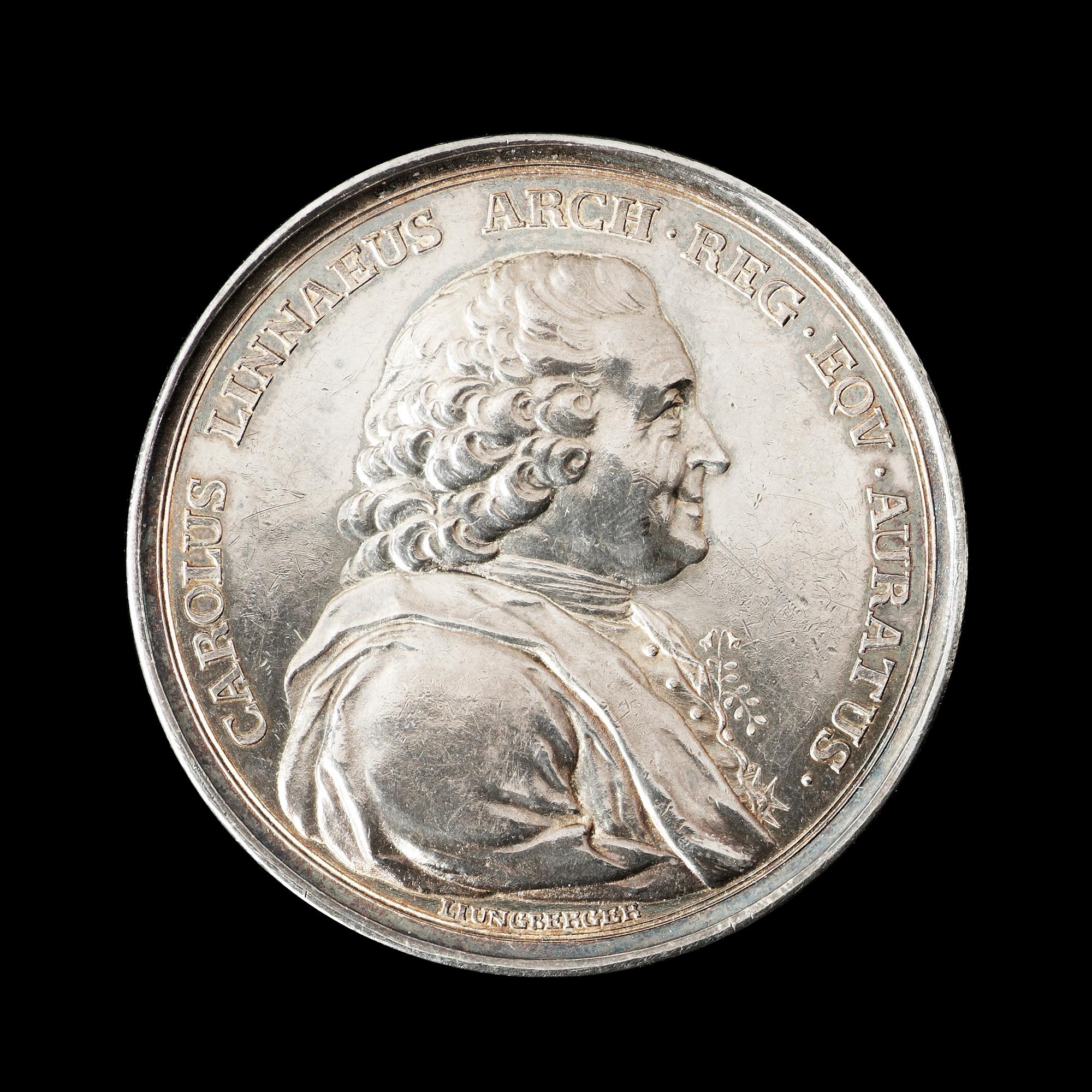 MEDALJ. Linné, Carl von (1707-1778), botaniker, läkare m m. Av G. Liungberger 1780. Silver 5,3 cm 69,4 g.
