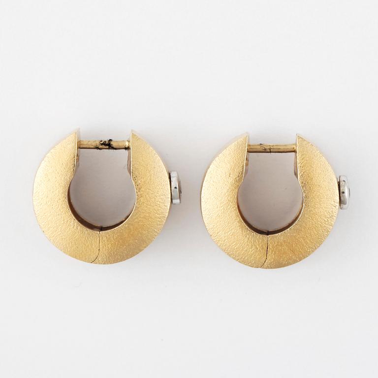 ÖRHÄNGEN, ett par, Ole Lynggaard, 18k guld med 2 diamanter tot ca0,06ct.