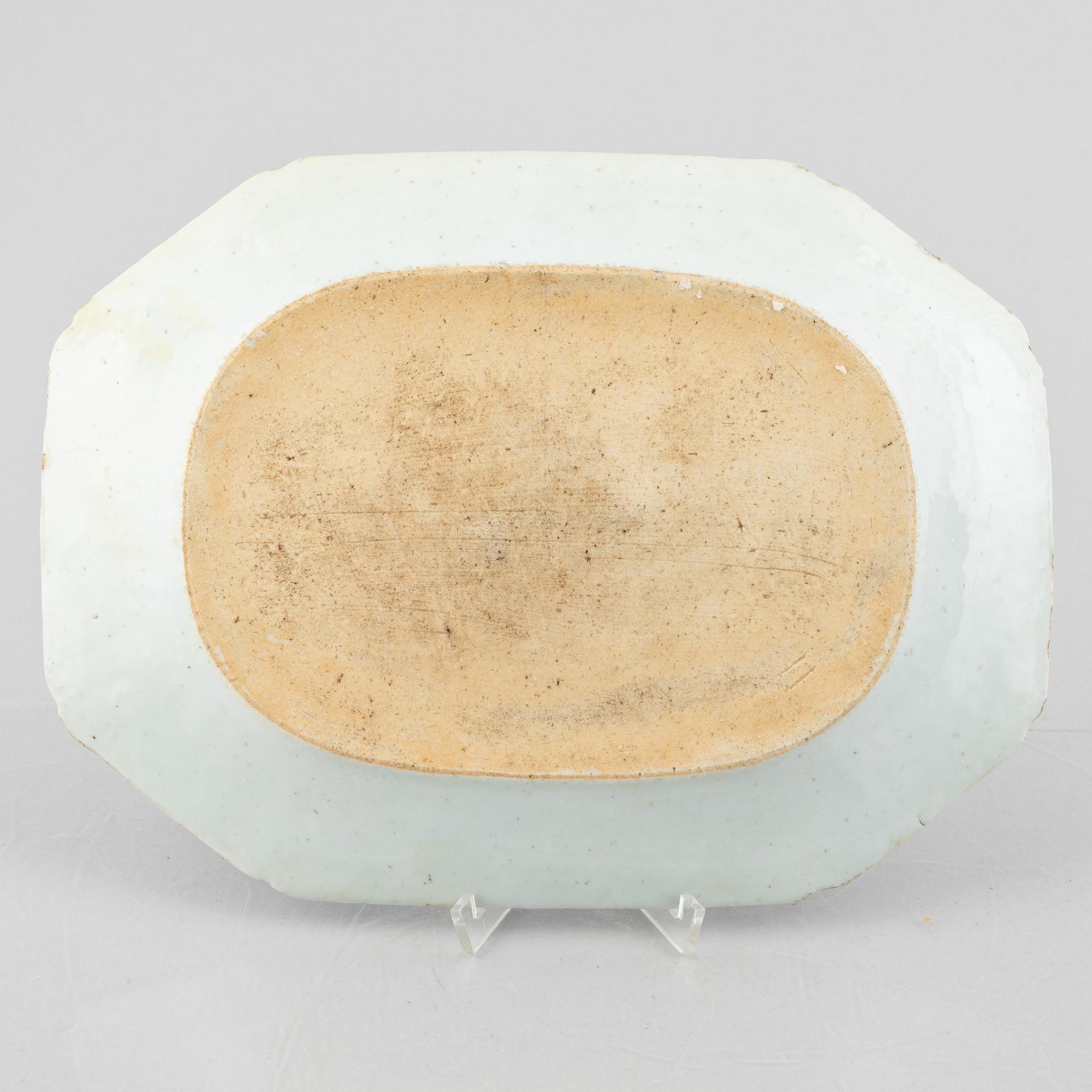 Stekfat, 2 st, samt smörterrin med lock och fat, kompaniporslin, Kina, Qianlong (1736-95).