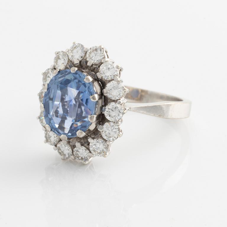 Ring, Carmoséring 18K vitguld med ljusblå safir och briljantslipade diamanter.