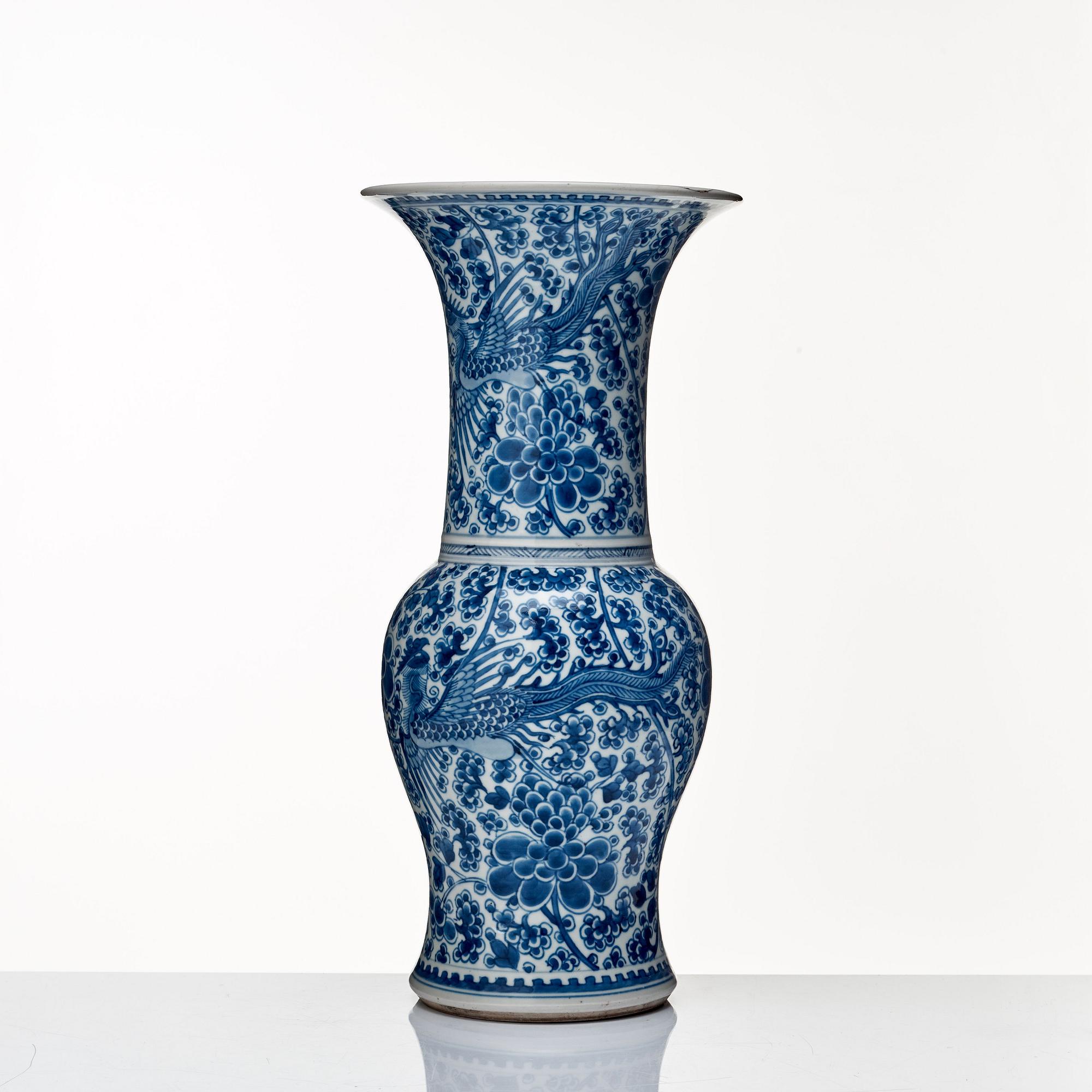 A blue and white vase, Qing dynasty, 18th Century.