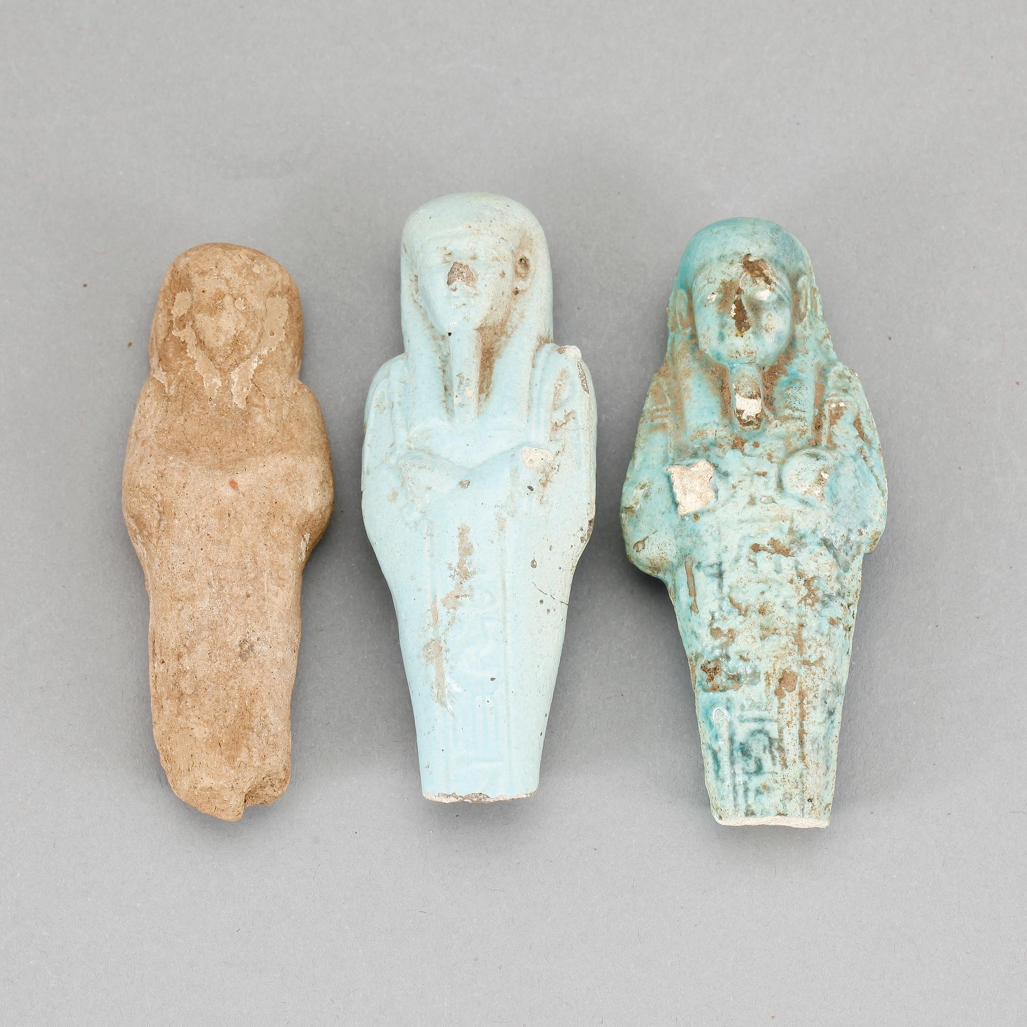 USHEBTI, 3 st, fajans resp lergods, Egypten, troligen forntida.