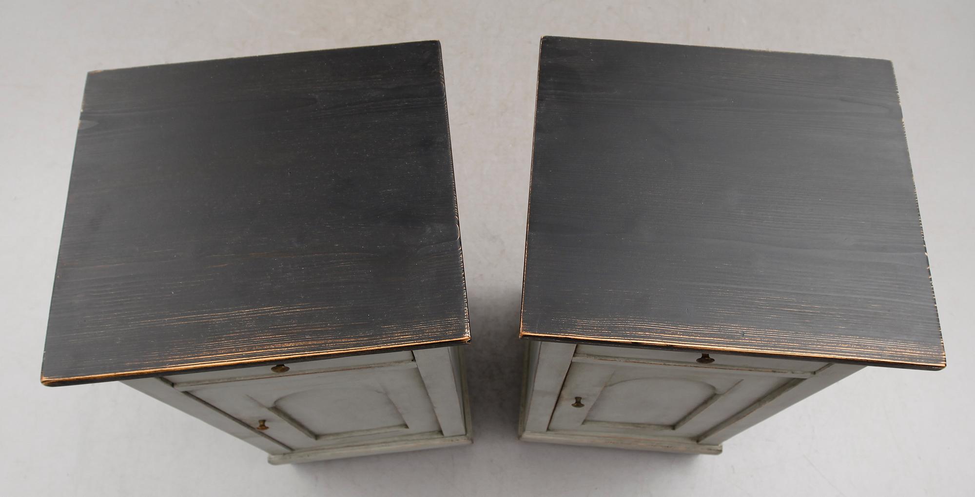 SÄNGBORD, 1 par, 1900-talets första hälft.