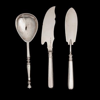 SERVERINGSBESTICK, 3 st, silver, bl.a. Kurljukov / Курлюковъ. Ryssland 1800-tal. Vikt 245,6 g.