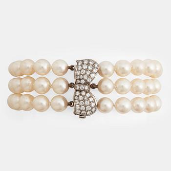 916. A cultured pearl and brilliant-cut diamond bracelet.
