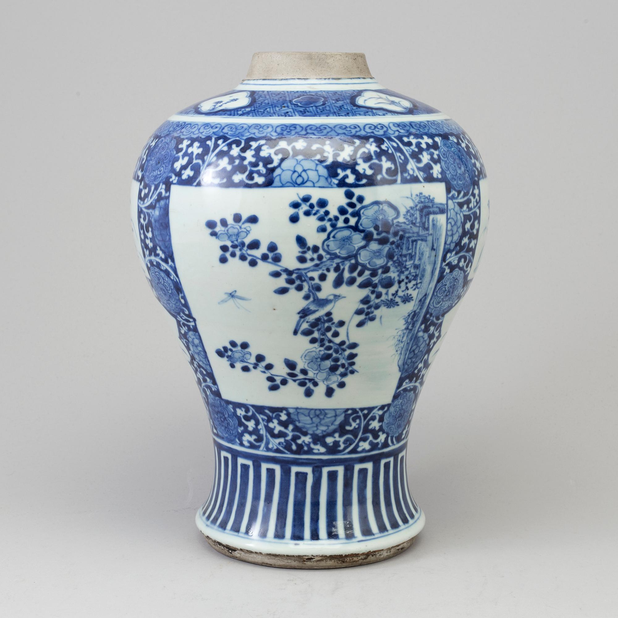 A blue and white vase, Qing dynasty, 19th Century.