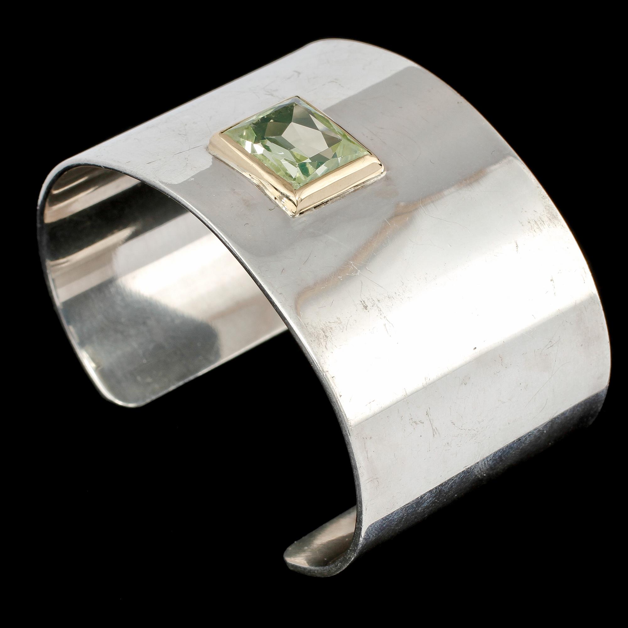 ARMLÄNK, 18k guld och sterlingsilver samt fasettslipad grön sten, Daniel Swarovski, Paris, 1900-tal. Vikt 89 g.