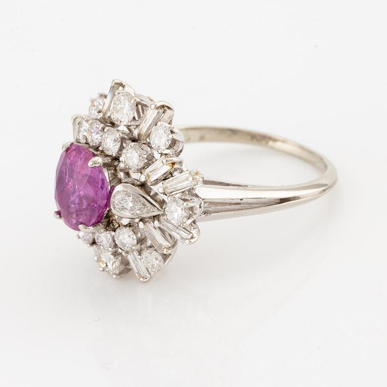 Ring 18K vitguld med en rubin samt briljant- och baguettslipade diamanter.