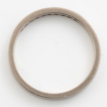 Ringar, 2 stycken, 18K vitguld med diamanter och smaragder.