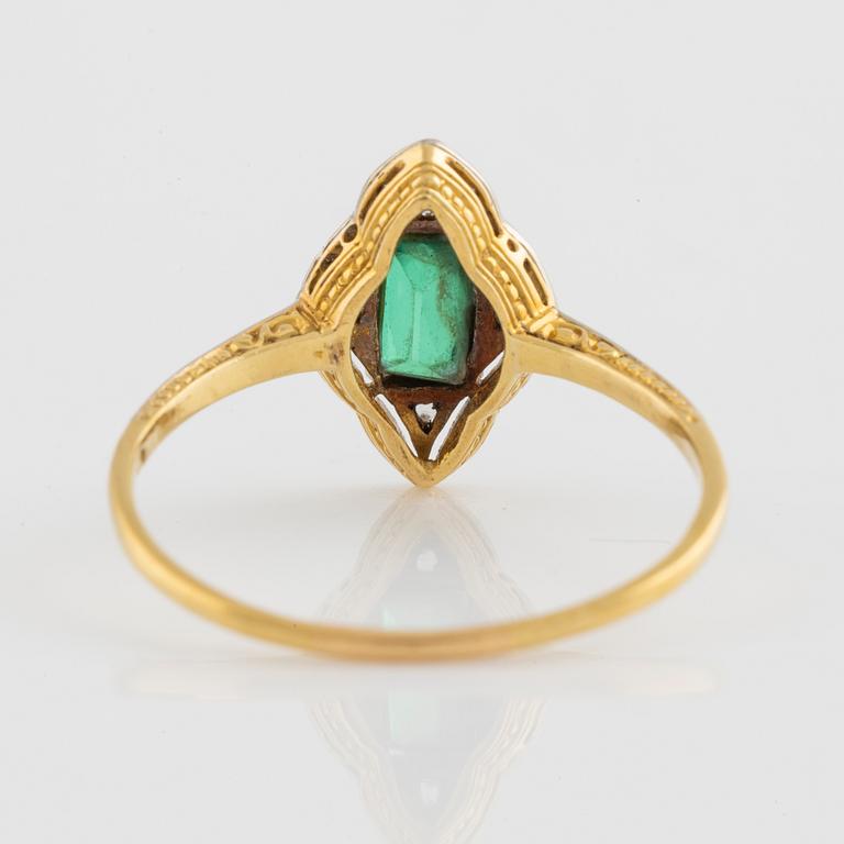 Ring, guld med rosenslipade diamanter och grön paste.